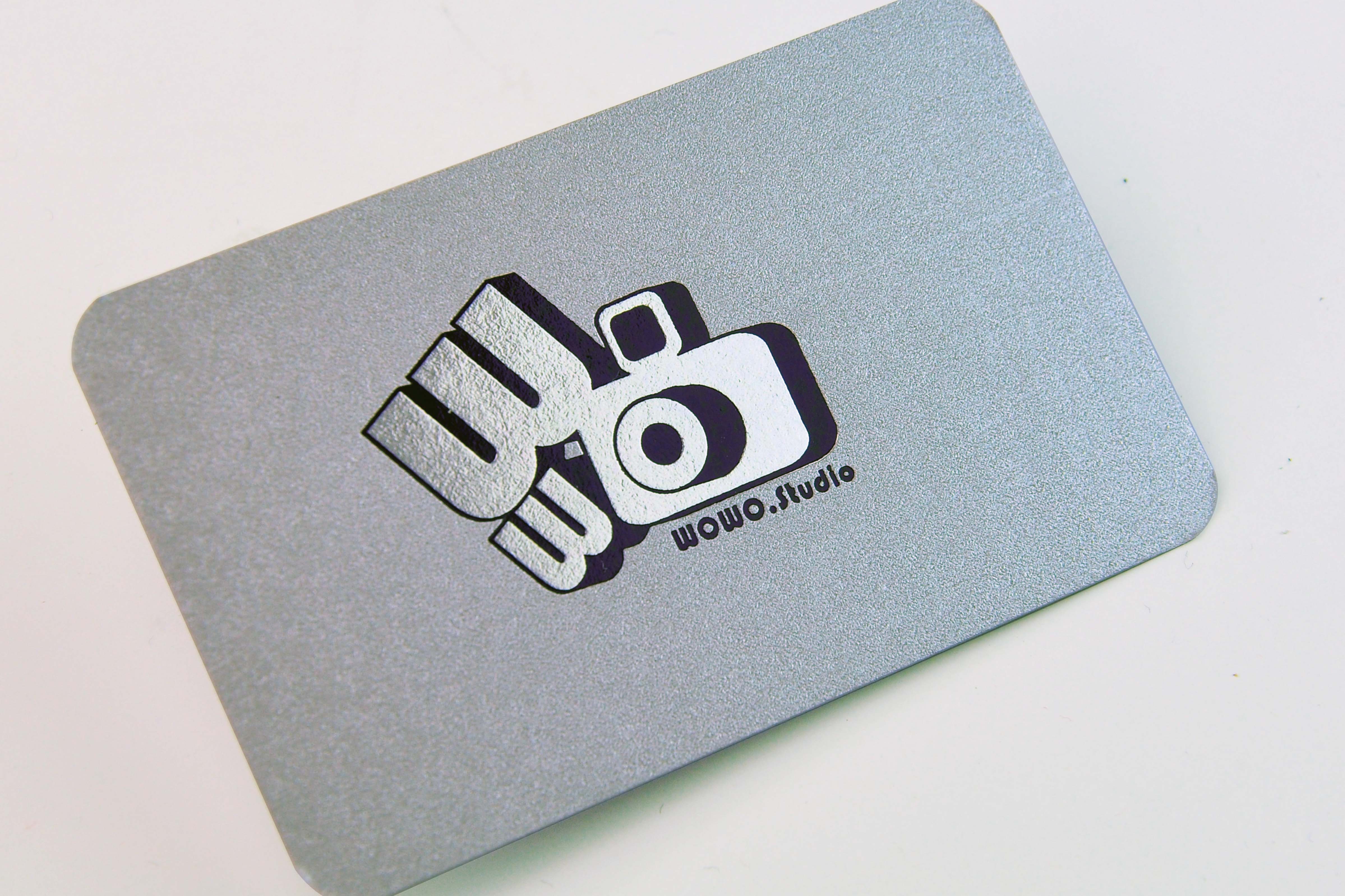 名片設計會隨著企業理念與品牌走向在設計編排上而有所不同,所以在事前和主事者的溝通就顯得相當重要,將品牌的想法歸納與吸收,以設計出最適合公司取向的名片設計提案。